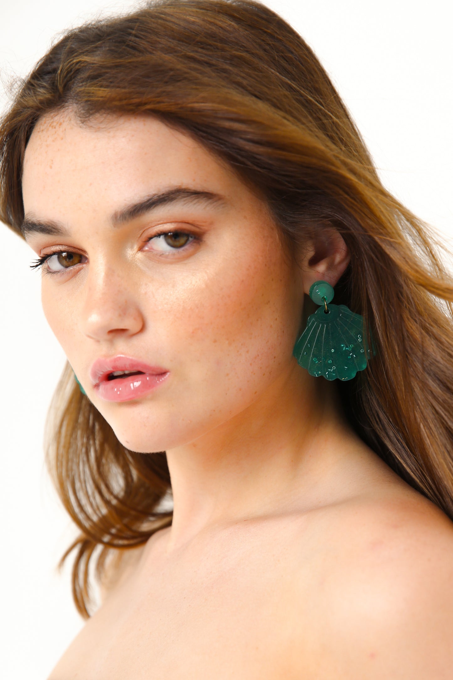 Boucles d'oreilles en forme de grandes coquilles Saint-Jacques " Collection AQUA " en résine