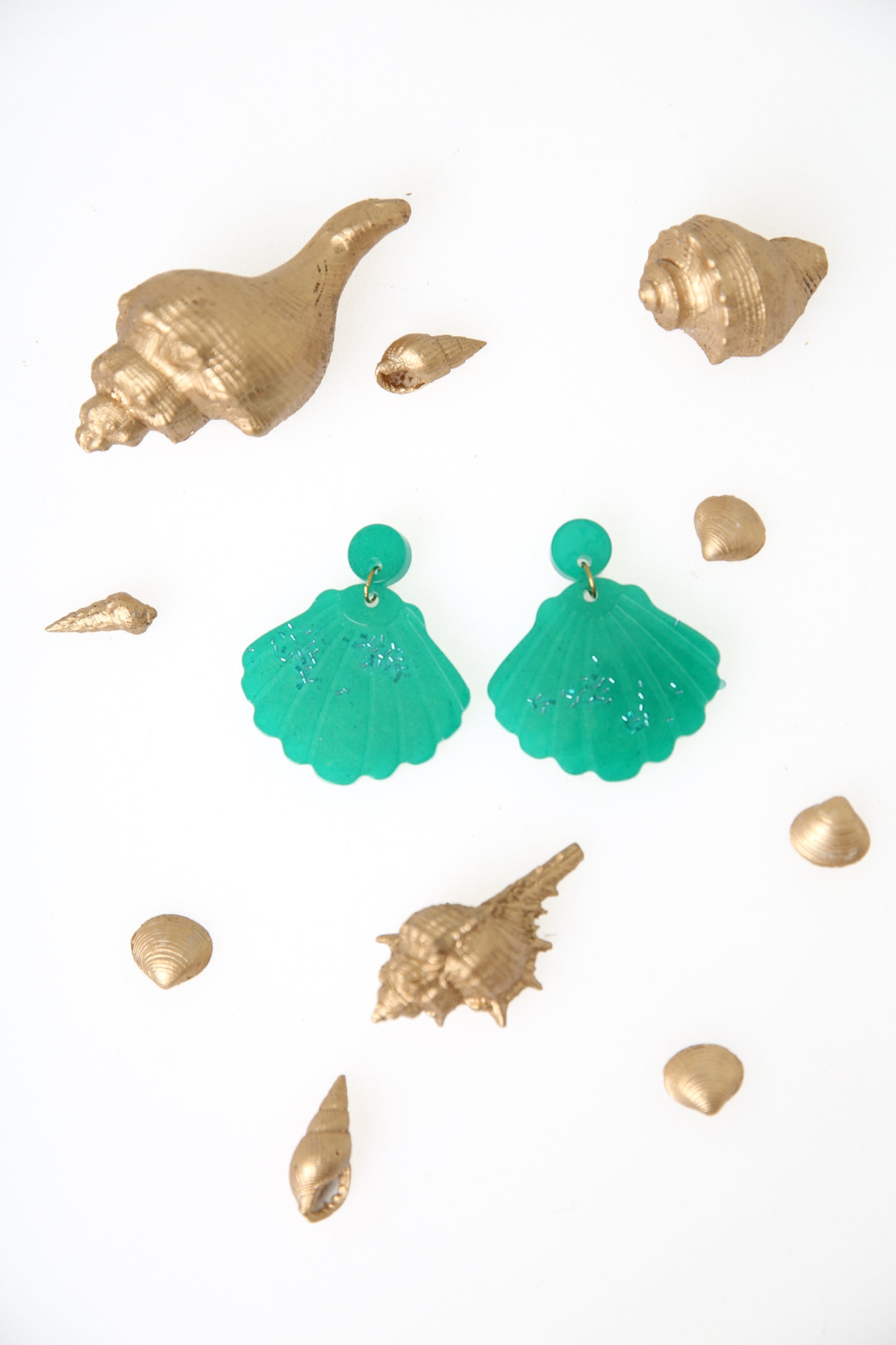 Boucles d'oreilles en forme de grandes coquilles Saint-Jacques " Collection AQUA " en résine